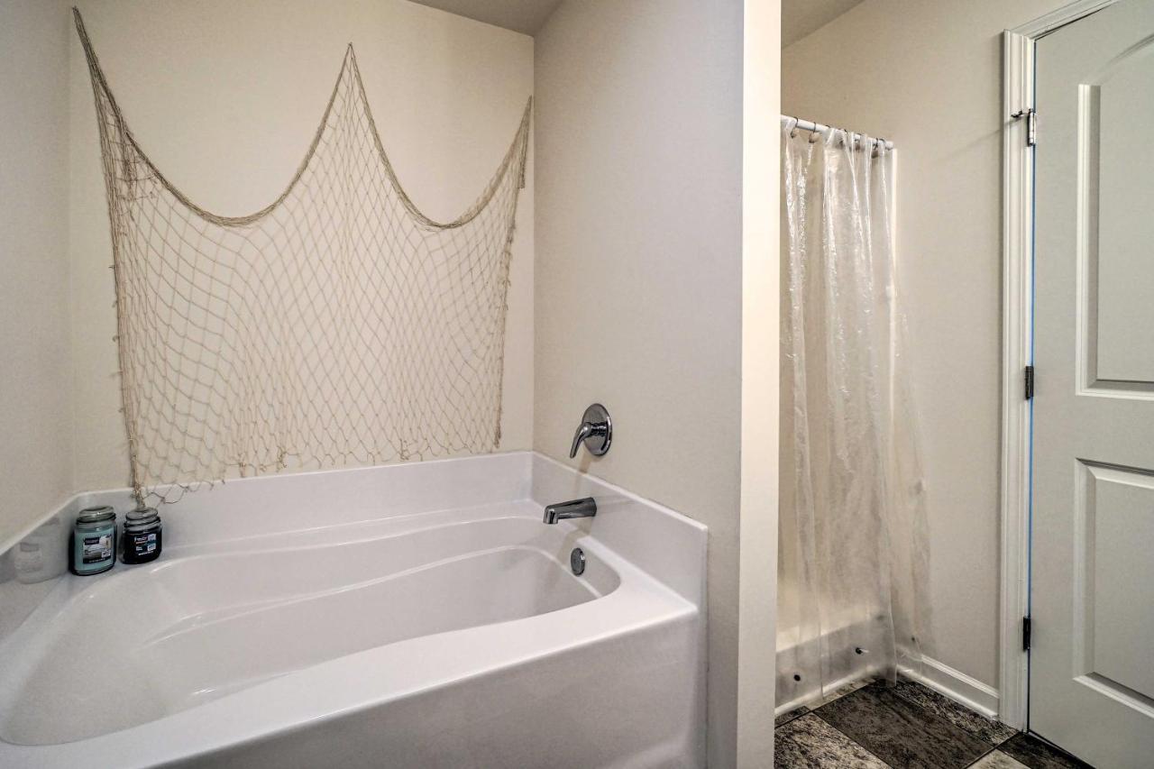 Modern Coastal Condo With Patio 1 Mi To Beaches! Carolina Beach Exterior foto